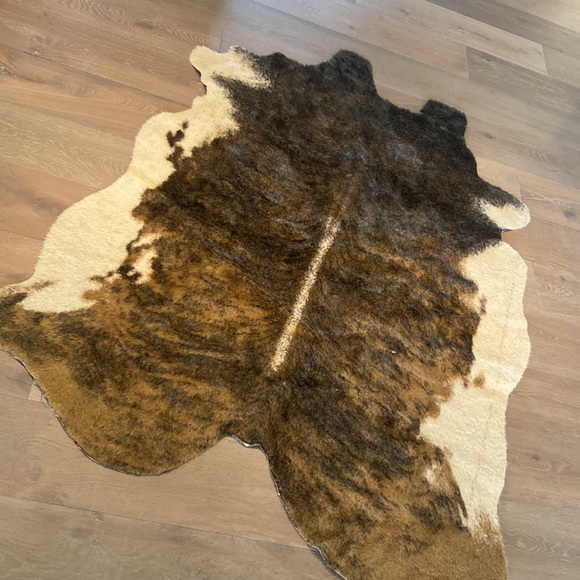 Loloi hide rug in color Camel/Beige. 5’x6’6” 100% Acrylic - Picture 4 of 4